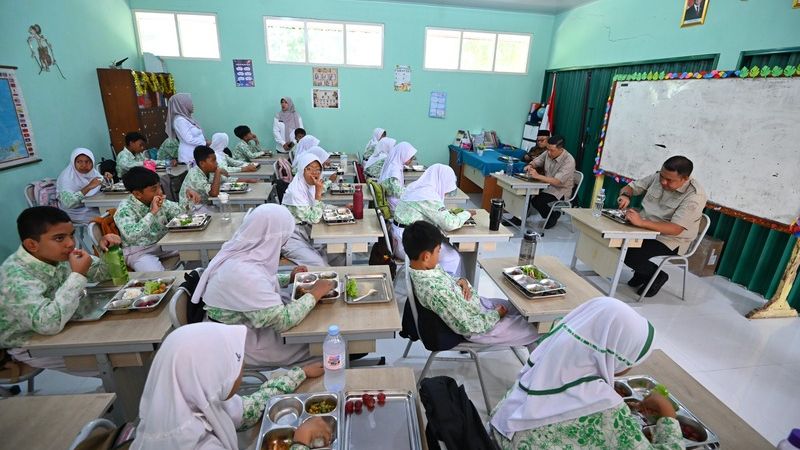 Sugiono Makan Mbg Holopis