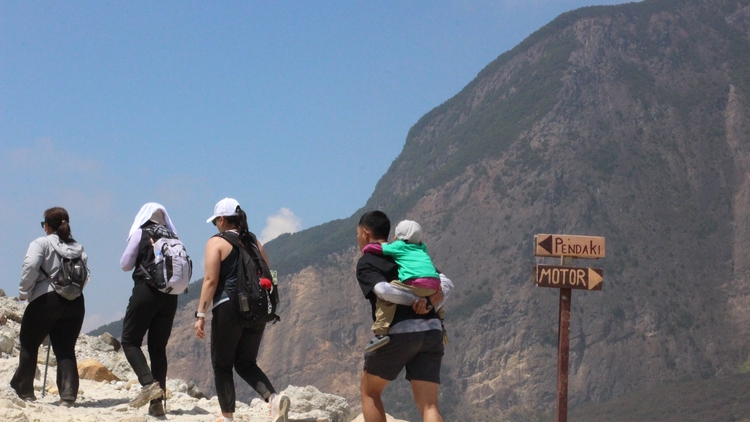 Wisatawan Gunung Papandayan Holopis
